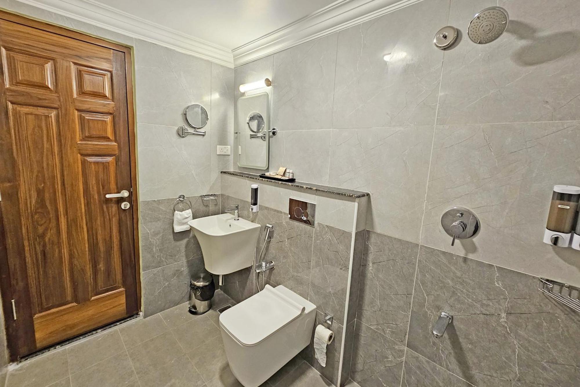 Le Colonial Suites Puduccseri Kültér fotó